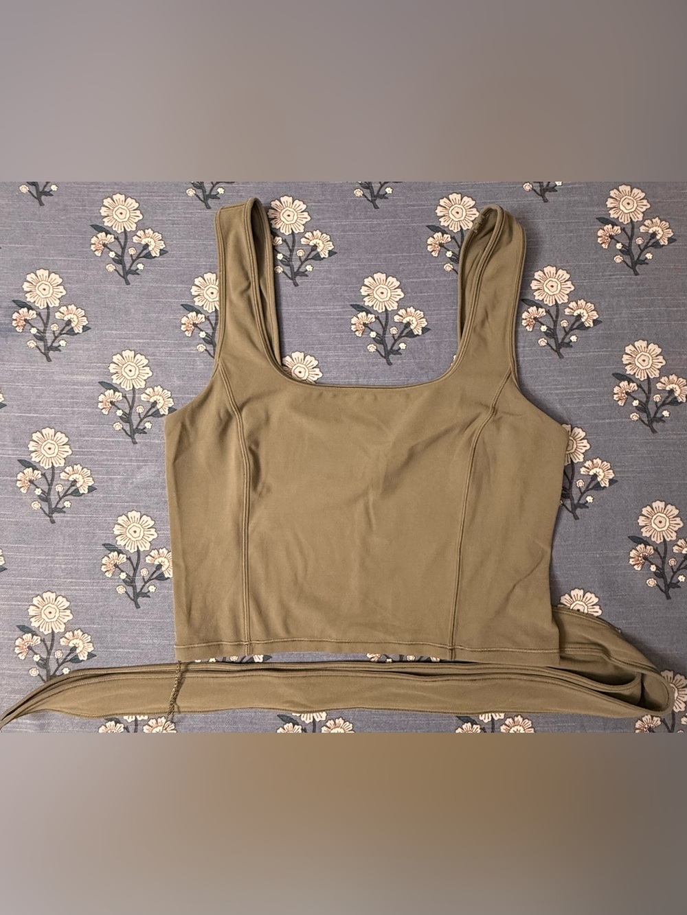 Lululemon Get Centred Crop Top – Women’s Size 6 – Army Green – EUC